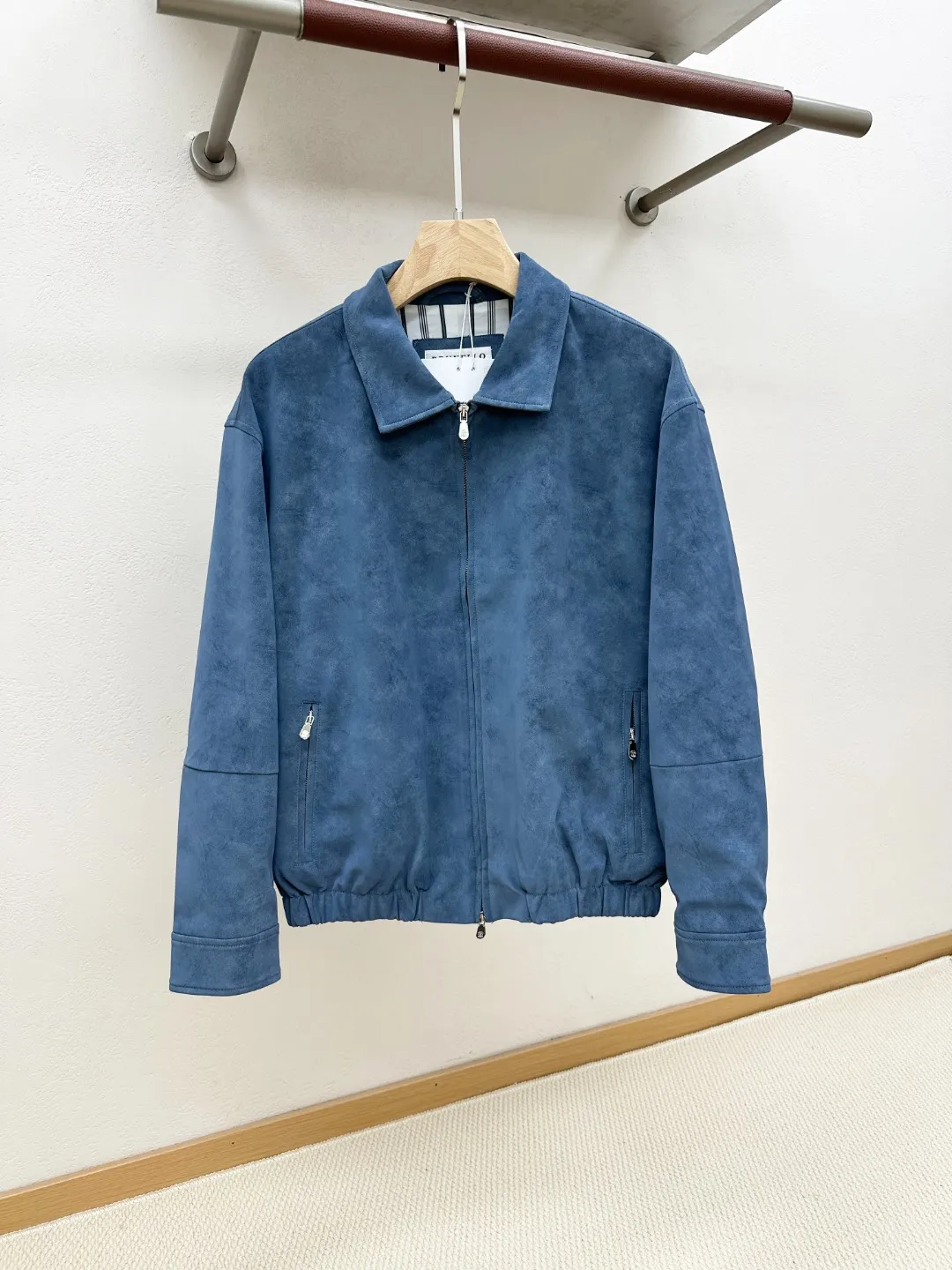 【New Product】Shanghai Trading Company channel product, 100% pure quality, new product for early autumn 2026, officially sold simultaneously! ! Brun*llo Cucin*ill Family Men's Premium Business Casual Lapel Jacket/Coat. Fashion with a typical Italian style is very sophisticated in terms of fabric selection and craftsmanship. It is very consistent with the BC aesthetic tone. It is low-key and luxurious, elegant and noble. The overall design draws on BC's advanced minimalist style and urban light luxury style! Produced by Italy's top 100-year-old fabric manufacturer, the suede fabric is supplied to customers. It is of aristocratic grade and has first-class fabric properties. The overall appearance is extremely fine suede, with high-density waterproof, windproof and anti-fouling properties. It has excellent breathability, delicate touch, extremely strong texture, very lightweight, full of stiffness, and is an easy-care and high-end fabric! The accessories are made of Classic yarn-dyed striped contrasting material, which is smooth and skin-friendly, and has a strong sense of experience! The details are exquisite, the accessories are custom-made, the double-zipper opening and closing design, and the versatile and simple Versatile color matching are suitable for various daily wear and can control any body shape. The upper body is capable and full of spirit, and is full of fashionable accents, which can easily highlight your temperament and style! It can be easily used in business commuting, leisure outings, golf and other scenes. It is a high-efficiency and highly wearable item in the wardrobe! It's something you can meet but can't ask for! Color: Brown Blue Gray Black Size: S M L XL code: Shoulder width 56cm - Bust 128cm - Clothing length 66cm - Sleeve length 60cm XXL code: Shoulder width 57cm - Bust 132cm - Clothing length 67cm - Sleeve length 61cm